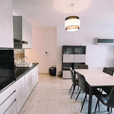 Spacious 3 Bedroom In Sliema! * 斯利马