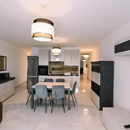 Spacious 3 Bedroom In Sliema! * 斯利马