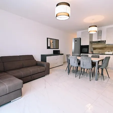 아파트 Spacious 3 Bedroom In Sliema! *