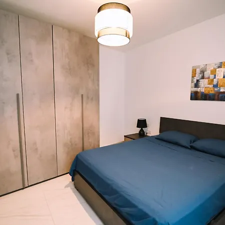 Spacious 3 Bedroom In Sliema! Apartman *